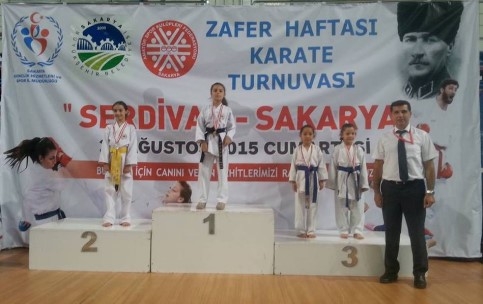 AKYAZILI KARATECİLERDEN 25 MADALYA