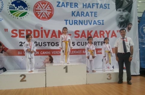 AKYAZILI KARATECİLERDEN 25 MADALYA