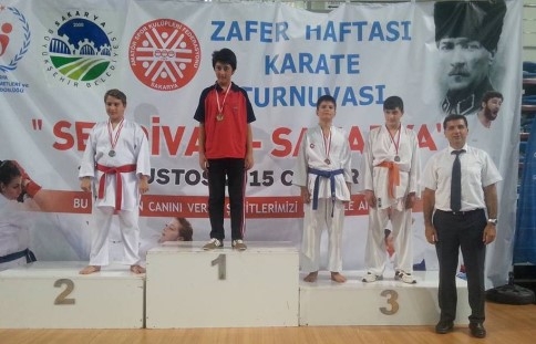 AKYAZILI KARATECİLERDEN 25 MADALYA