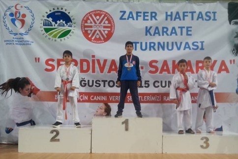 AKYAZILI KARATECİLERDEN 25 MADALYA