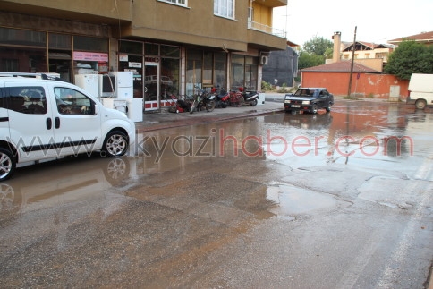 Su Patladı Yüzlerce Ev ve İş Yeri Susuz Kaldı