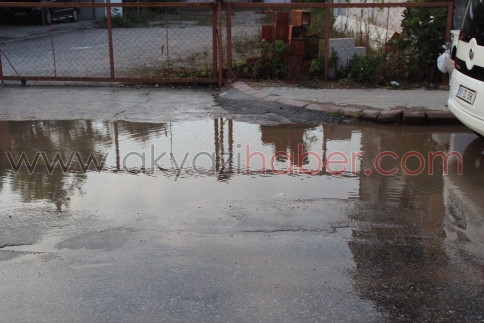 Su Patladı Yüzlerce Ev ve İş Yeri Susuz Kaldı