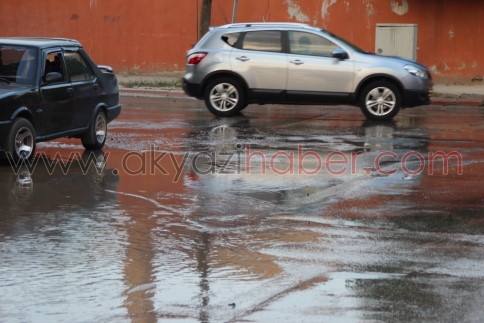 Su Patladı Yüzlerce Ev ve İş Yeri Susuz Kaldı