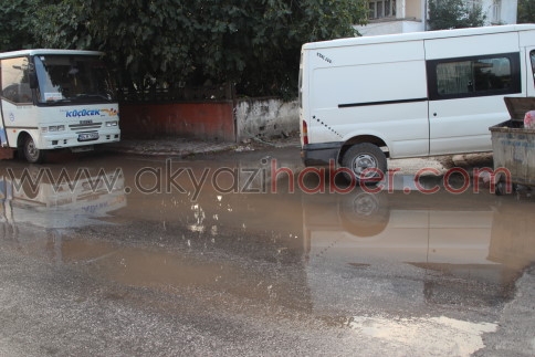 Su Patladı Yüzlerce Ev ve İş Yeri Susuz Kaldı