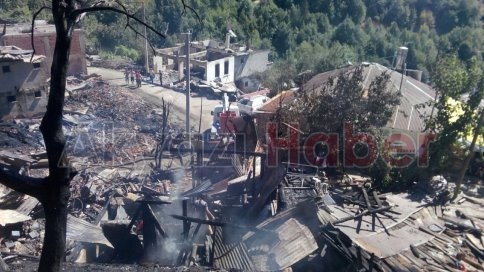 8 Ev, 6 Ahır Kül Oldu