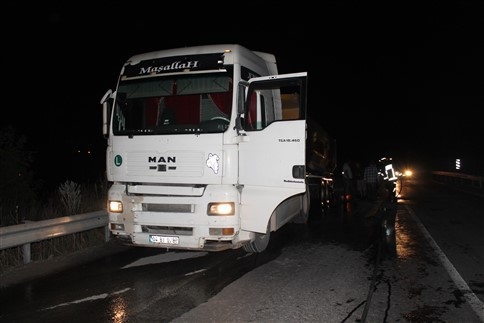 Akyazı'da Kalsit Yüklü Aracın Lastiği Yandı