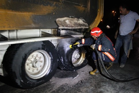 Akyazı'da Kalsit Yüklü Aracın Lastiği Yandı
