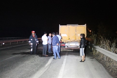 Akyazı'da Kalsit Yüklü Aracın Lastiği Yandı