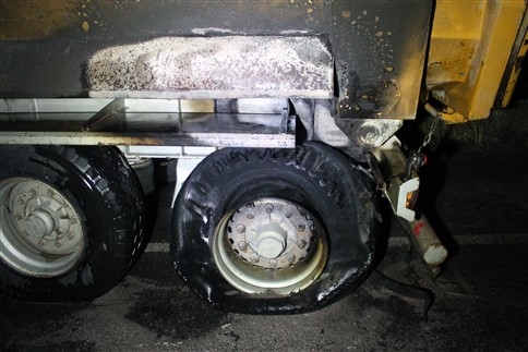 Akyazı'da Kalsit Yüklü Aracın Lastiği Yandı