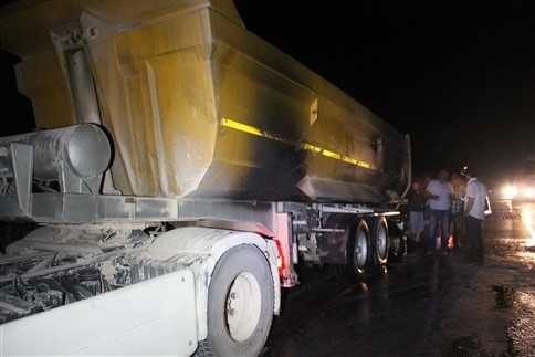 Akyazı'da Kalsit Yüklü Aracın Lastiği Yandı