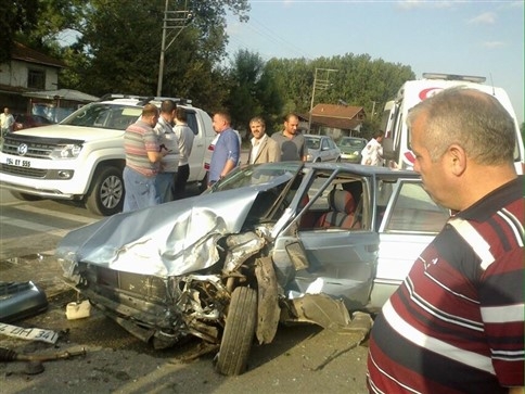 Otomobil Tıra Çarptı