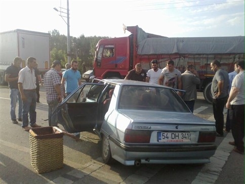 Otomobil Tıra Çarptı