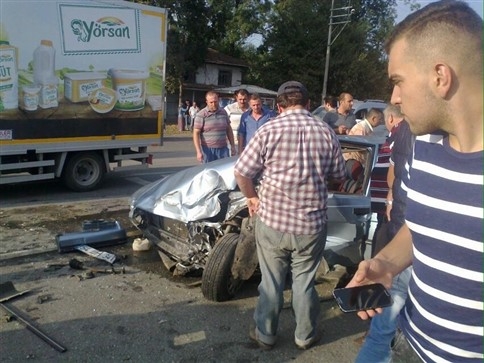 Otomobil Tıra Çarptı