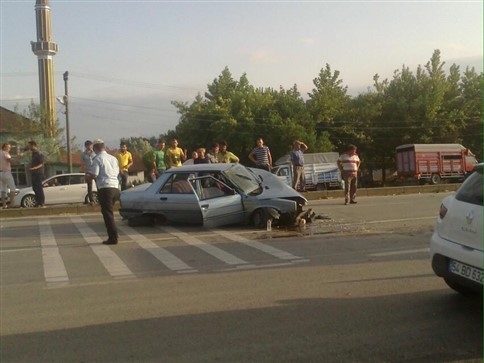 Otomobil Tıra Çarptı