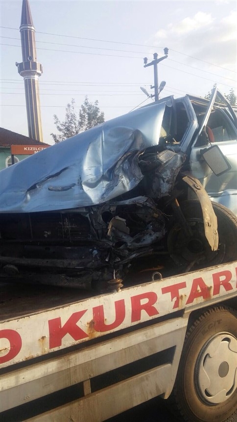 Otomobil Tıra Çarptı