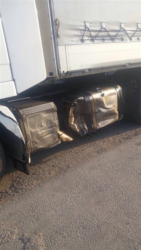 Otomobil Tıra Çarptı