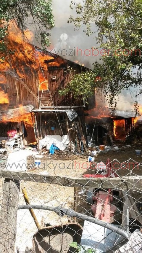 Taşkesti Ilıca Köyü'nde 5 ahşap ev alev alev yandı