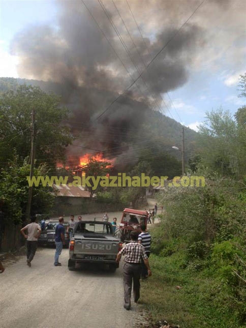 Taşkesti Ilıca Köyü'nde 5 ahşap ev alev alev yandı