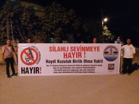 Kuzuluk'ta Pankartlar Asıldı Bayram Sabahı Silahlar Sustu!
