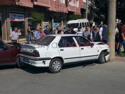 Akyazı Ömercikler Mahesinde Trafik Kazası 2 Yaralı