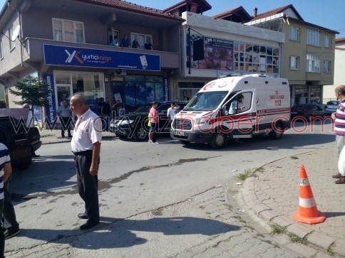 Akyazı Ömercikler Mahesinde Trafik Kazası 2 Yaralı