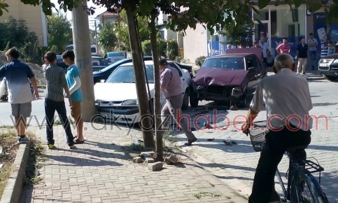 Akyazı Ömercikler Mahesinde Trafik Kazası 2 Yaralı