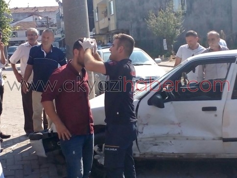 Akyazı Ömercikler Mahesinde Trafik Kazası 2 Yaralı