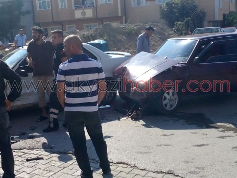 Akyazı Ömercikler Mahesinde Trafik Kazası 2 Yaralı