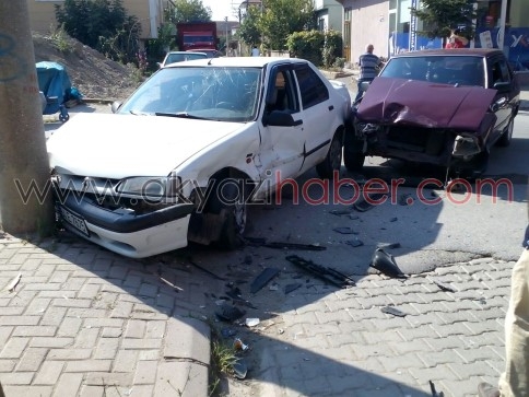 Akyazı Ömercikler Mahesinde Trafik Kazası 2 Yaralı
