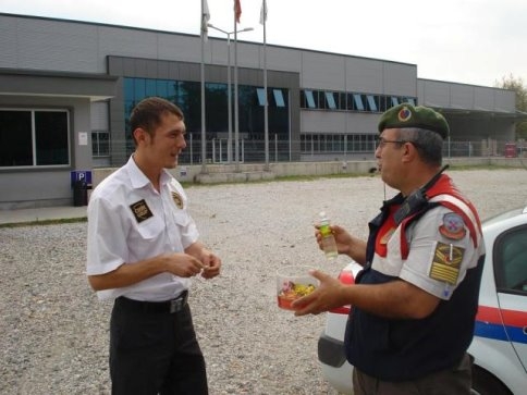 Akyazı İlçe Jandarma Ekiplerinden Şeker İkramı