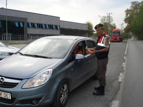 Akyazı İlçe Jandarma Ekiplerinden Şeker İkramı