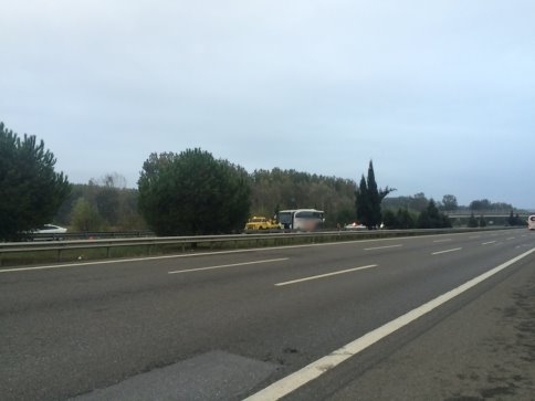 TEM’de yolcu otobüsü kaza yaptı