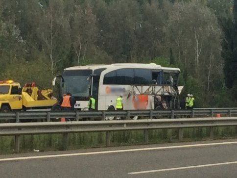 TEM’de yolcu otobüsü kaza yaptı