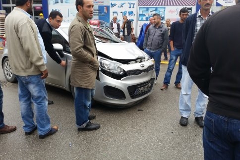 Kamyonla Otomobil Çarpıştı