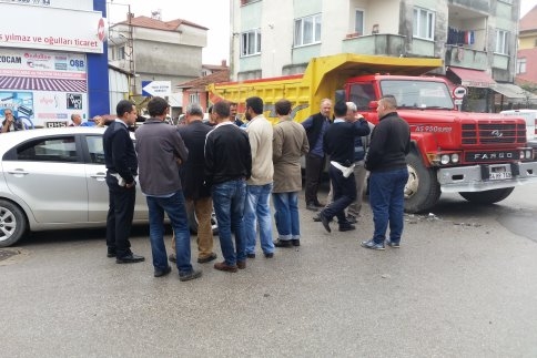 Kamyonla Otomobil Çarpıştı