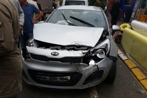 Kamyonla Otomobil Çarpıştı