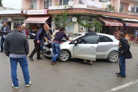 Kamyonla Otomobil Çarpıştı