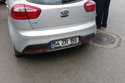 Kamyonla Otomobil Çarpıştı