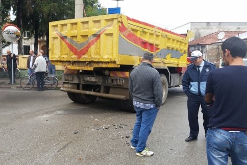 Kamyonla Otomobil Çarpıştı