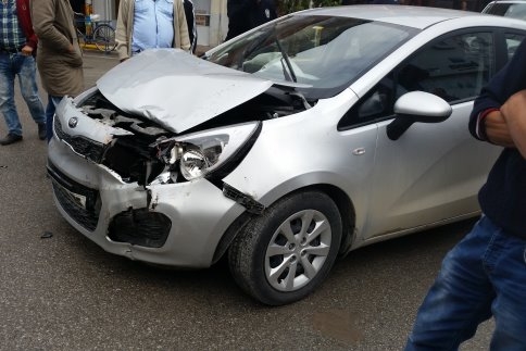 Kamyonla Otomobil Çarpıştı