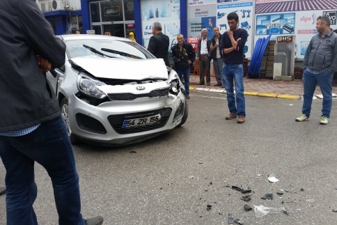 Kamyonla Otomobil Çarpıştı