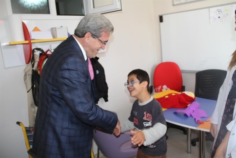 Başkan Akcan’dan Özel Eğitim Uygulama Merkezi’ne Ziyaret