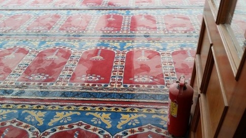 Meraklı Çocuklar Yangın Tüpünü Kurcalayınca Cami beyaza büründü 