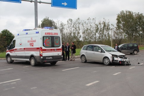 Akyazı Otoban Gişeleri Çıkışında Yaralamalı Kaza