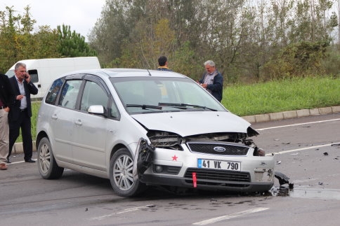 Akyazı Otoban Gişeleri Çıkışında Yaralamalı Kaza