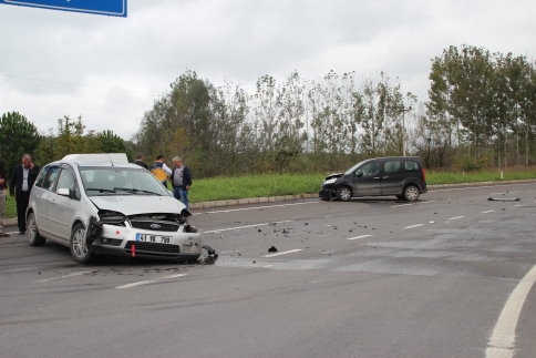 Akyazı Otoban Gişeleri Çıkışında Yaralamalı Kaza