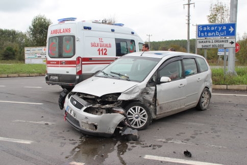 Akyazı Otoban Gişeleri Çıkışında Yaralamalı Kaza
