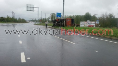 Akyazı Otoban Gişeleri Önünde Kaza 2 Yaralı