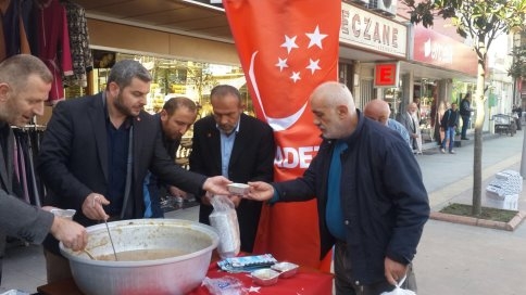 Akyazı Saadet Partisi ilçe teşkilatından Aşure İkramı