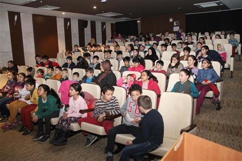 Belediyeden Öğrencilere Ve Halka Ücretsiz Sinema Gösterimi